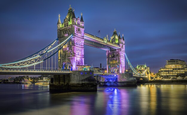 Foto tower bridge sul fiume tamigi contro il cielo nuvoloso in città al crepuscolo