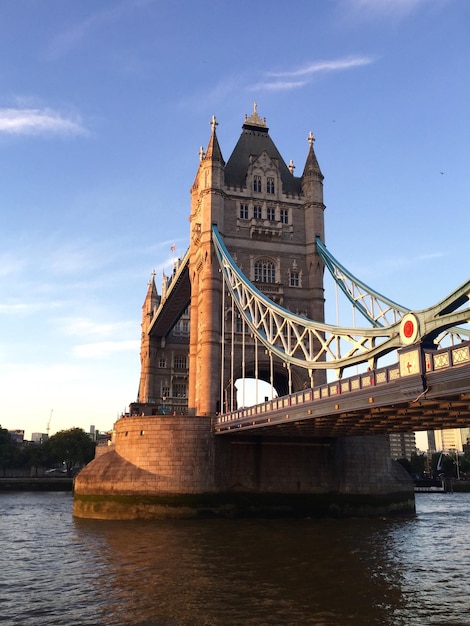 Photo tower bridge over thames river against sky