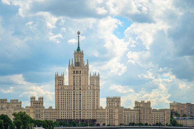 Башня на Котельнической набережной в Москве.