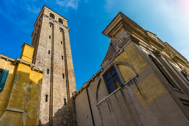 イタリア、ベニスのサンカンチャーノ教会の塔