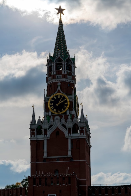 Фото Башенные часы в московском кремле. старая башня московского кремля.