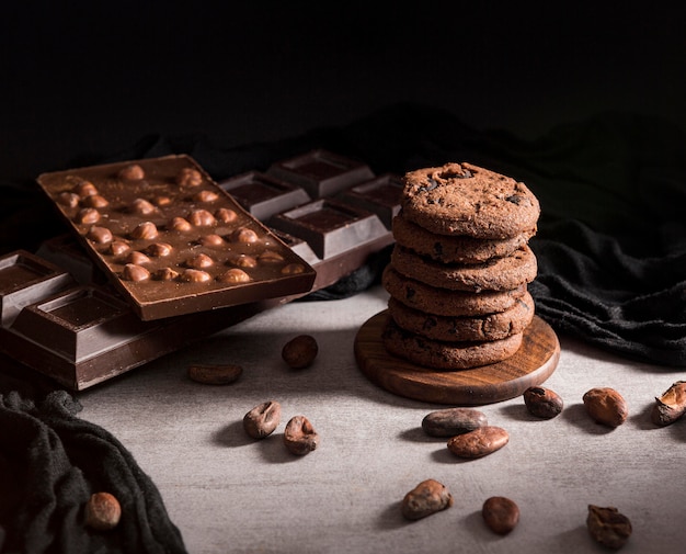 Foto torre di biscotti con barretta di cioccolato