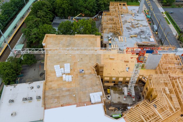 建設中の建物のタワークレーン建設