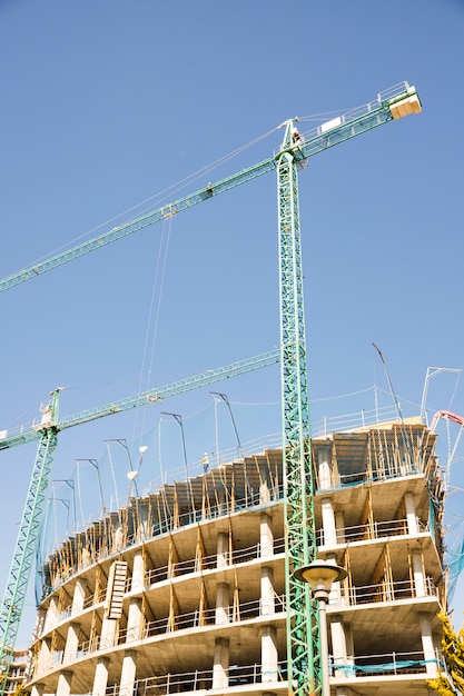 Gru a torre che costruiscono edificio residenziale