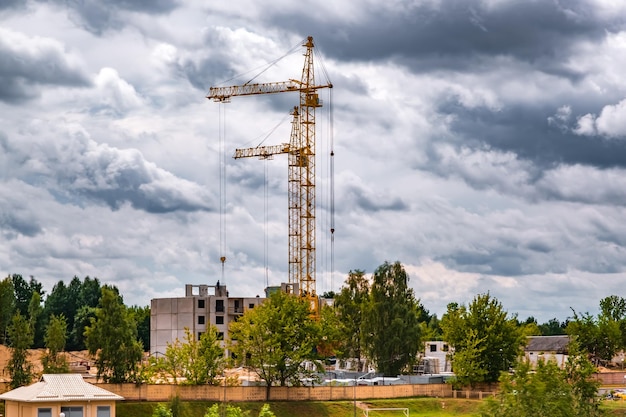 Photo tower cranes working on construction