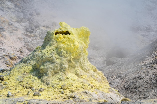 火山斜面の噴気孔周辺の結晶化した硫黄の塔