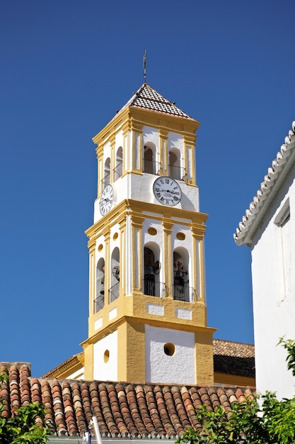 Foto torre della chiesa dell'incarnazione (iglesia de nuestra) a marbella