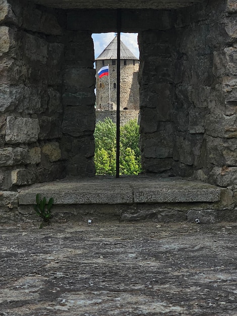 Photo tower of ivangorod castle in russia from hermann or narva castle in estonia