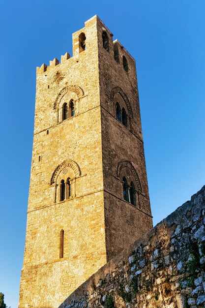 イタリア、シチリア島、エリチェにあるメイン教会の塔Chiesa Madre