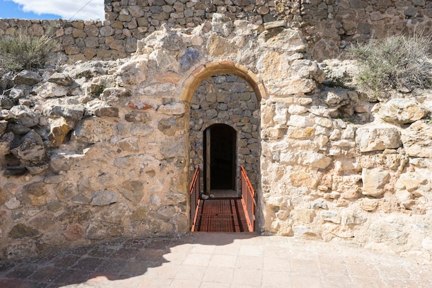 Foto torre castello medievale di consuegra nella provincia di toledo, spagna