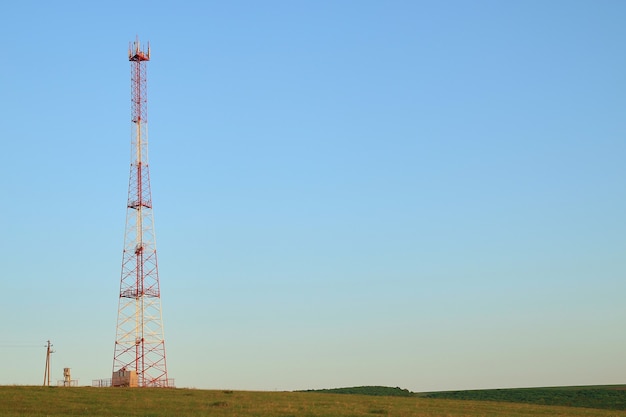 셀룰러 통신 증폭 및 수신 타워