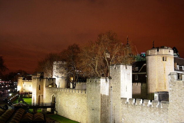 Tower of London, een van de meest iconische toeristische plekken in Londen 's nachts