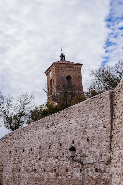 Фото Башня релож в чинчоне мадрид, испания, представляет собой смесь готического ренессансизма и испанского барокко ...