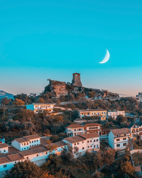 Torre e le antiche mura dell'antica città di khiva con la falce di luna nel cielo, kruja, albania