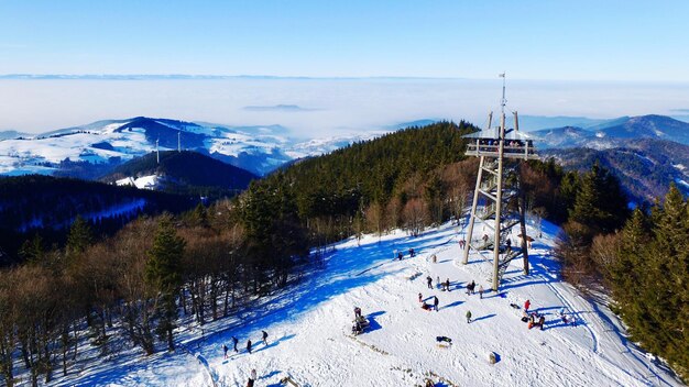 写真 雪に覆われたフィールドの塔