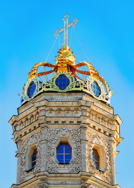 Башня русской церкви в Дубровицах в городе Подольск под Москвой в России. Пейзаж и церковь