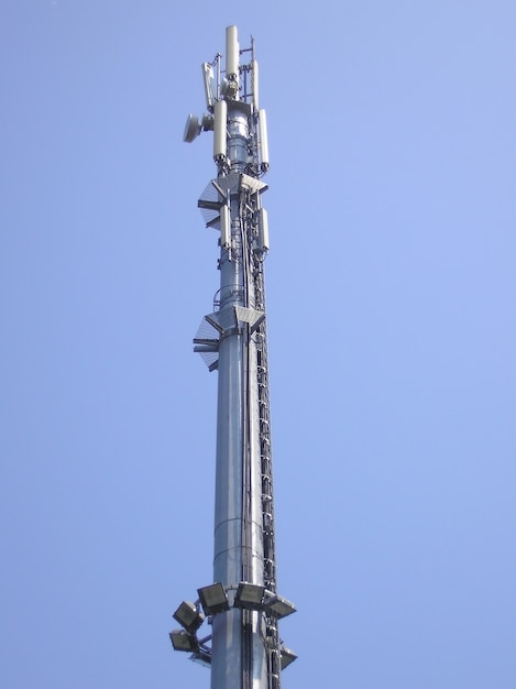 青空に架かる通信空中アンテナの塔