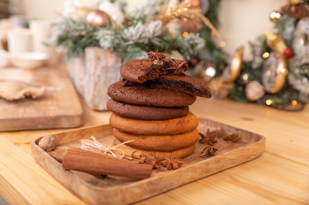 巨大なココレートとバニラのクッキーと背景にクリスマスの装飾が施された塔