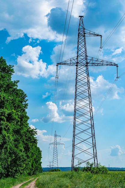 Foto torre con fili di trasmissione di energia ad alta tensione contro il cielo blu