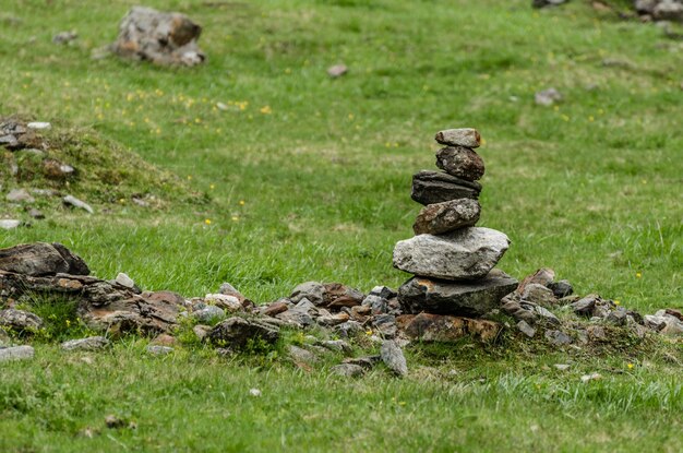 Photo tower with stones in nature