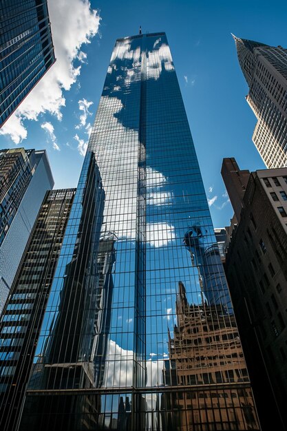 Photo towering skyscrapers capturing the surrounding buildings and sky