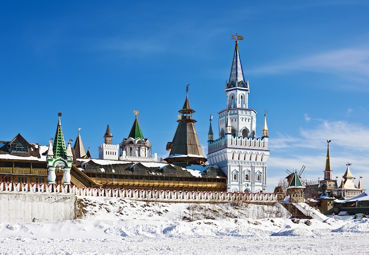 Photo towers and domes of the izmailovo kremlin in moscow