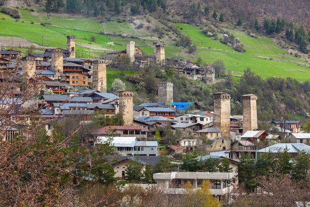 조지아의 Svaneti 지역 코카서스 산맥의 Mestia 마을 타워