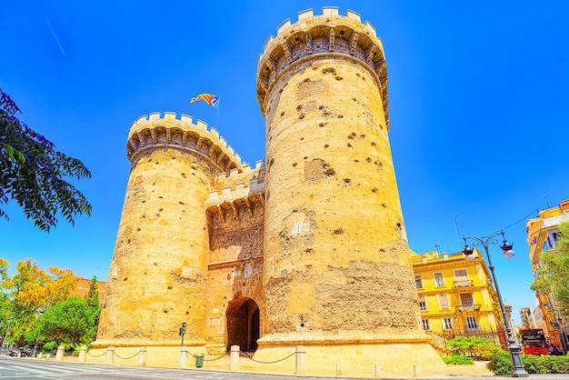 쿼트의 탑(Torres de Quart)은 고대 도시 성벽의 일부를 형성한 12개의 문 중 하나입니다.