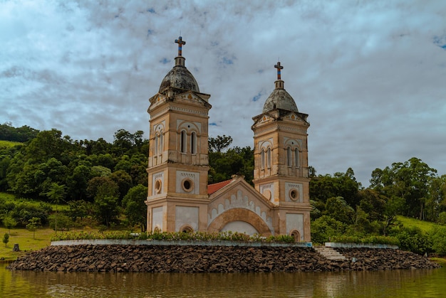 Башни затопленной церкви города Ита в Санта-Катарине