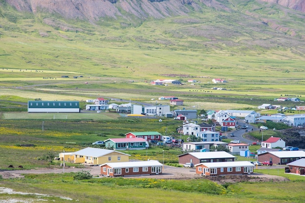 アイスランドの Borgarfjordur Eystri フィヨルドの Bakkagerdi の町