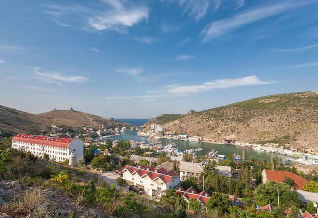 Città nella vista della baia di balaklava in cima