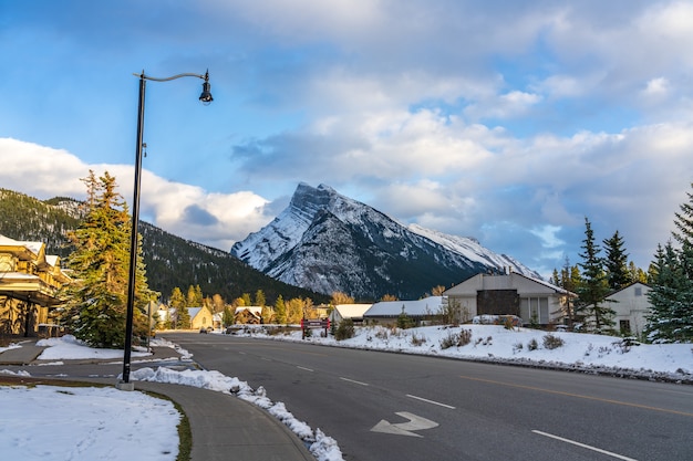 Città di banff street view in inverno nevoso parco nazionale di banff montagne rocciose canadesi alberta canada