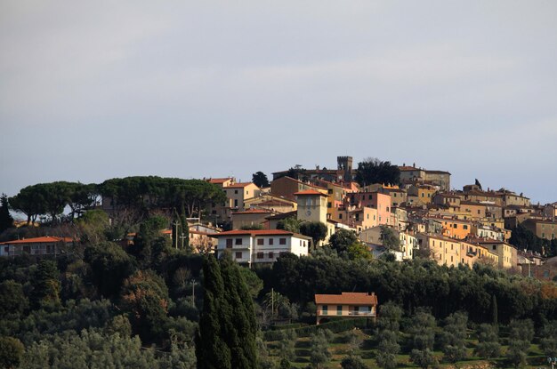 Foto città per collina contro il cielo