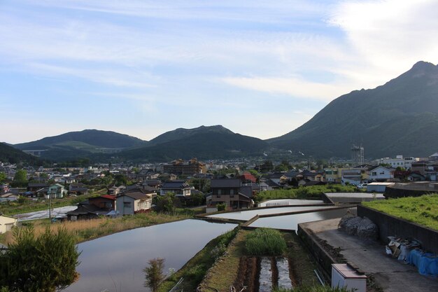 Foto città sul fiume e montagne contro il cielo