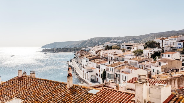 Foto città sul mare contro un cielo limpido