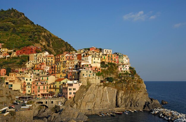 Foto città dal mare contro il cielo