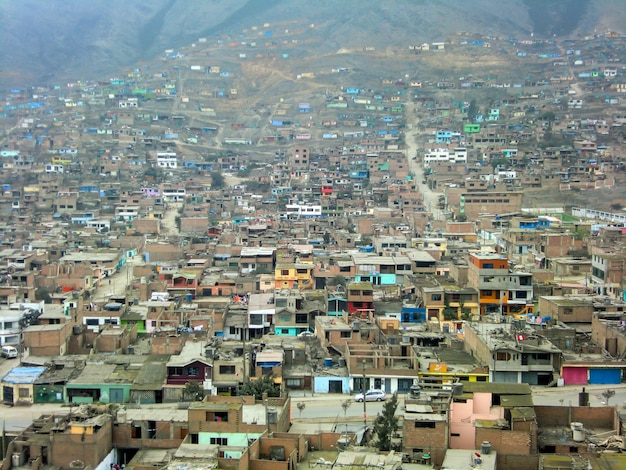 山の頂上からペルーの首都リマの北にあるコリークの町