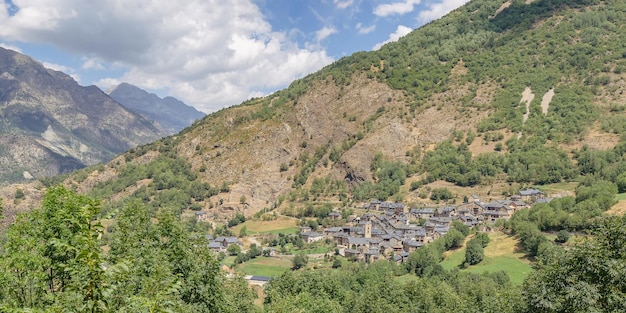 스페인 카탈루냐주 발데보이(Vall de Boi)에 있는 두로(Durro) 마을. 전경