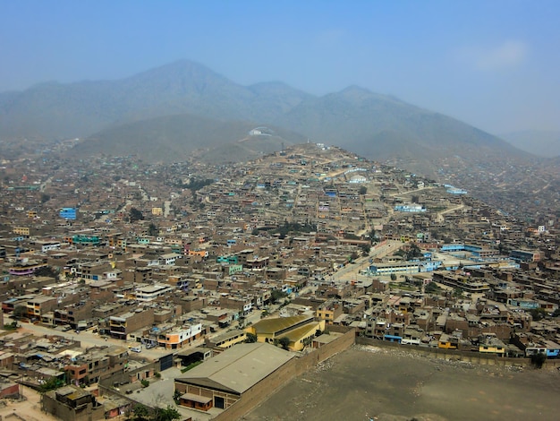 丘の間の町。リマ - コマス - ペルーにおける低経済資源の人間の定住。