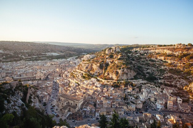 Foto una città è circondata da una montagna rocciosa con una città chiamata città