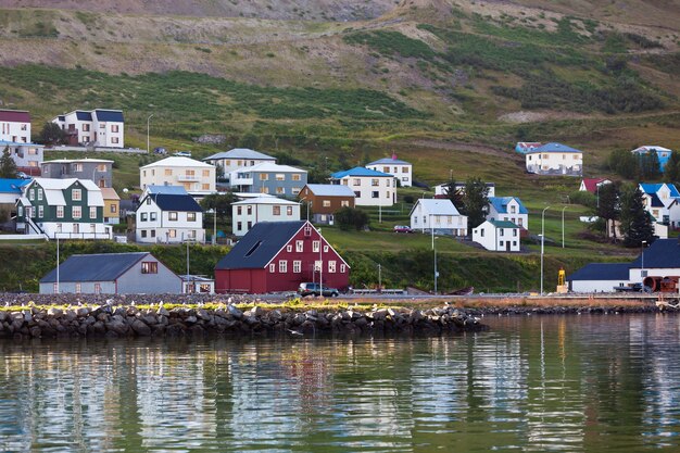 La città di siglufjordur, la parte settentrionale dell'islanda. inquadratura orizzontale