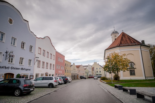 バイエルン社説の町の通りと色付きの家