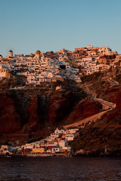 Photo townscape on mountain by sea against clear sky