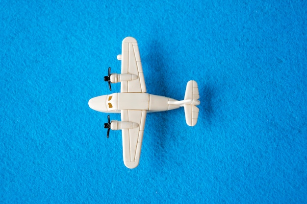 Foto giocattolo degli aerei del giocattolo isolato sull'azzurro