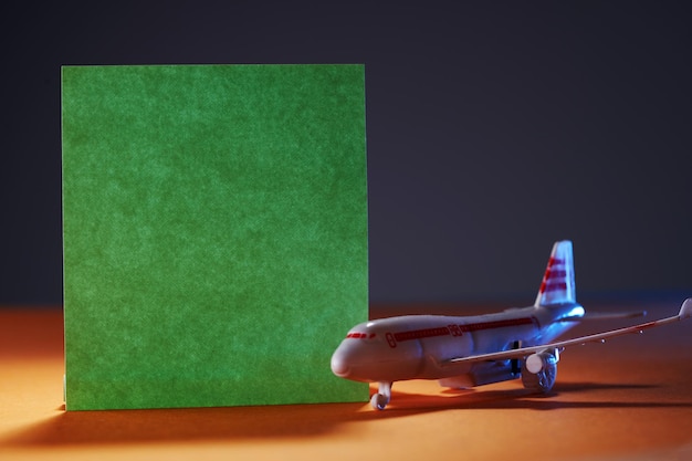 Фото Игрушечный самолет с пустым блокнотом