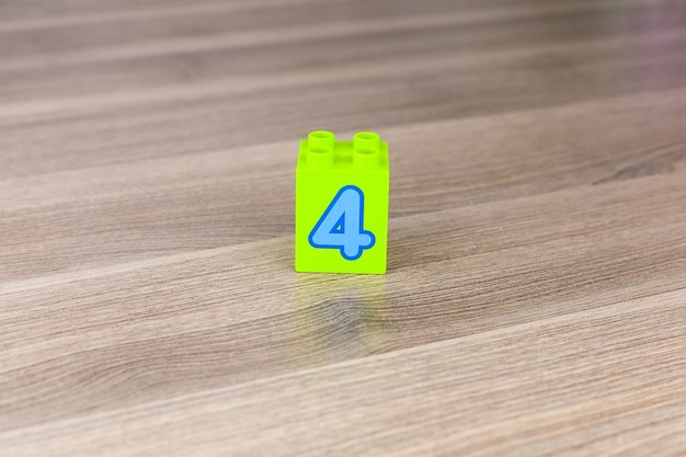 白い背景で隔離の番号4の立方体を形成するおもちゃのブロック
