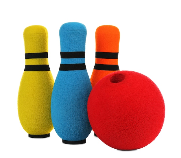 Foto palla da bowling giocattolo e perni su sfondo bianco