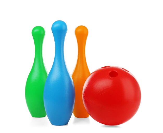 Photo toy bowling ball and pins on white background