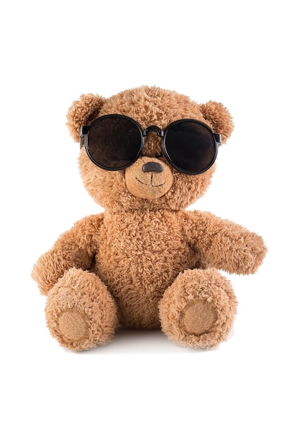Игрушечный бурый медведь наслаждается отдыхом в солнечных очках