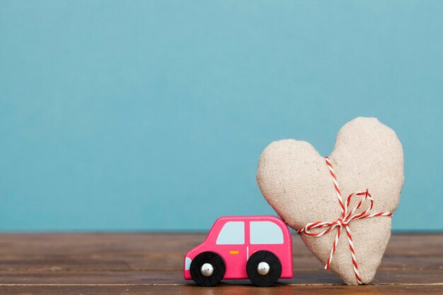 사랑의 마음을 운반하는 장난감 자동차 발렌타인 데이 어머니의 날 개념